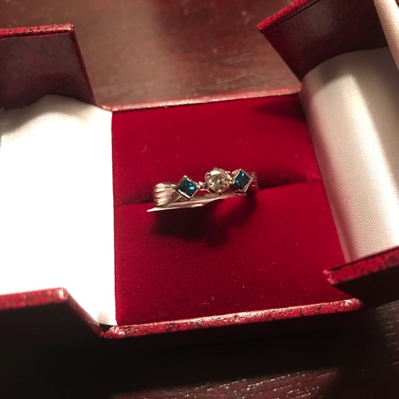 Engagement Ring with Certification - Picture 2 of 8